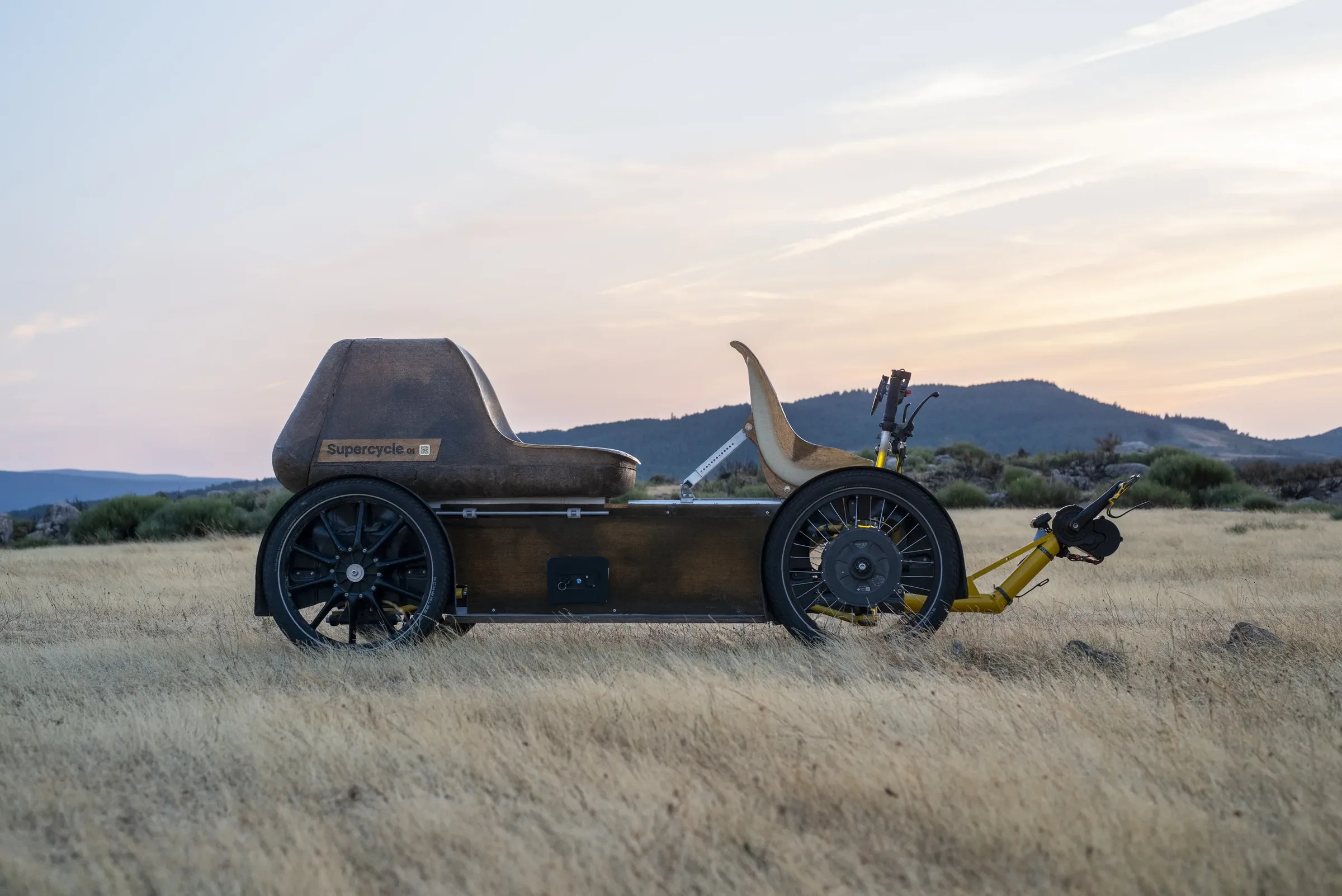 Le Supercycle dans un paysage de montagne au coucher du soleil