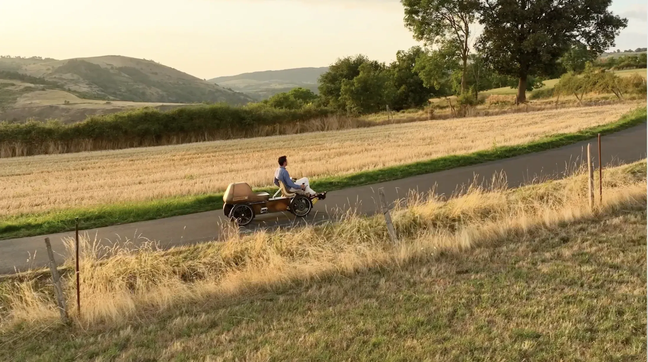 Le Supercycle roulant sur une route de campagne