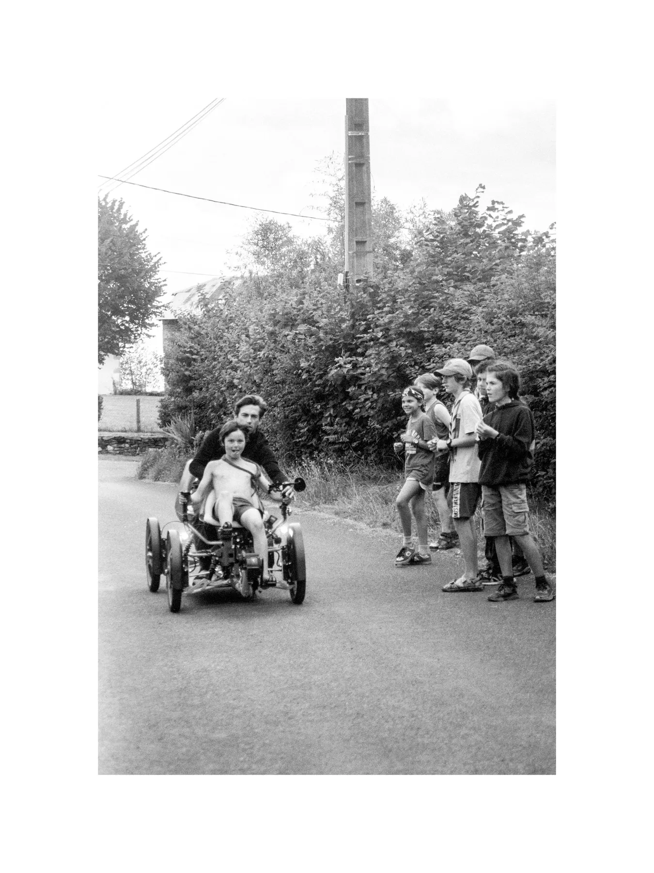 The children and the vehicle — photographie 1